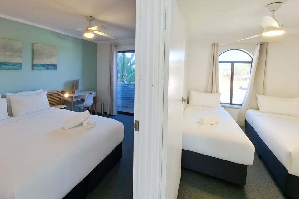 Coastal Scarborough Beach Chic Pool View 2BR Apartment hotel in Perth