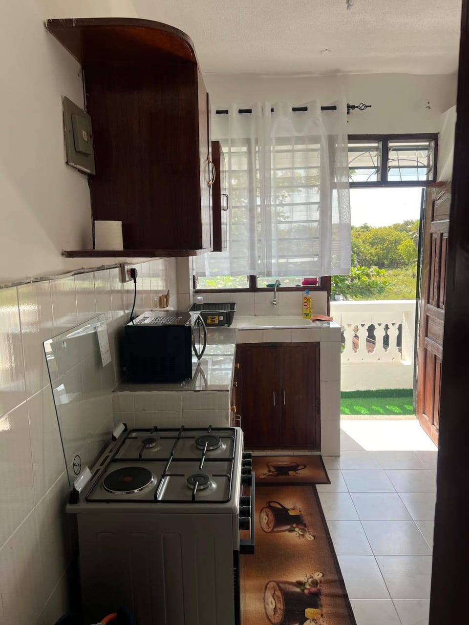 Kitchen or kitchenette, oven