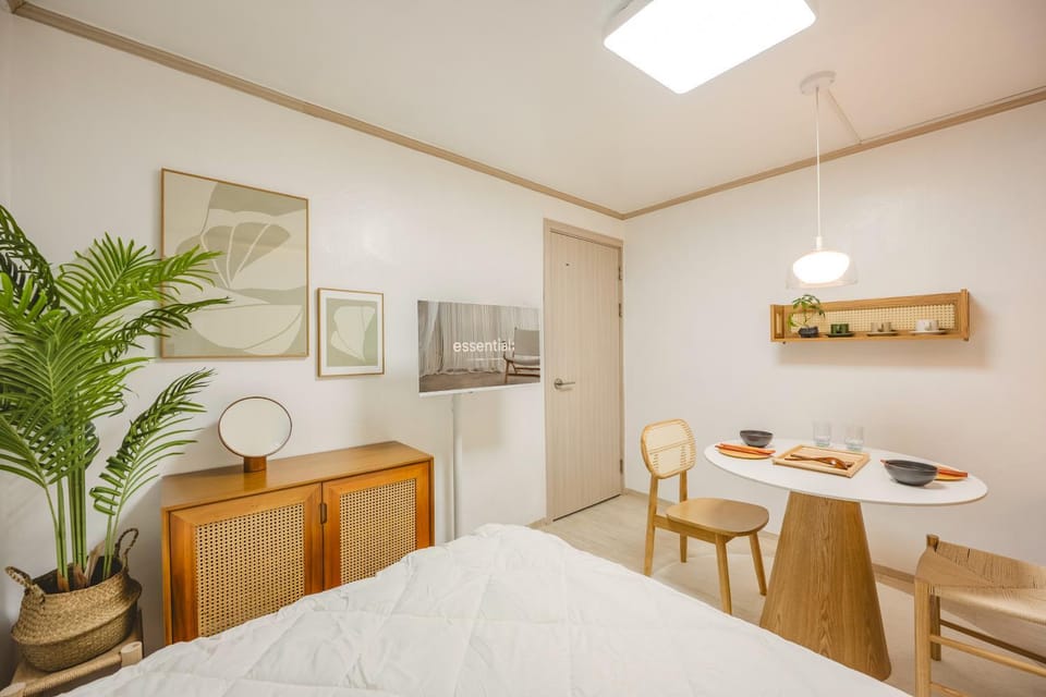 Bed, TV and multimedia, Seating area, Dining area, Bedroom, Meals