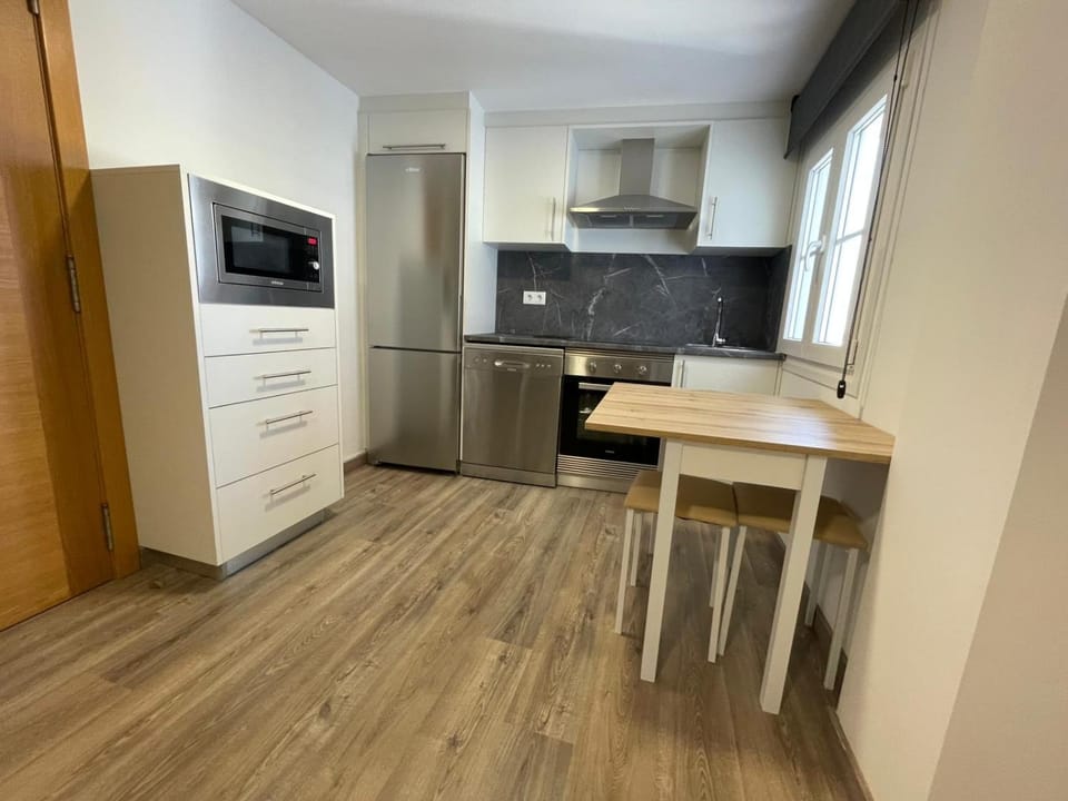 Kitchen or kitchenette, Dining area, dishwasher, oven, stove