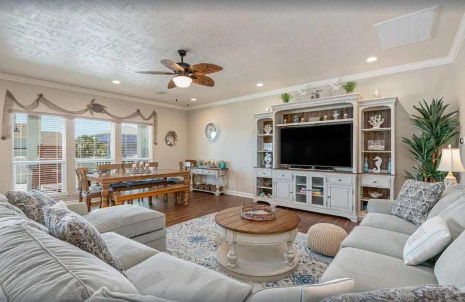 Beach Hideaway Spacious 4BR Game Loft, Hot Tub, Deck, Walk to Beach House in Bolivar Peninsula