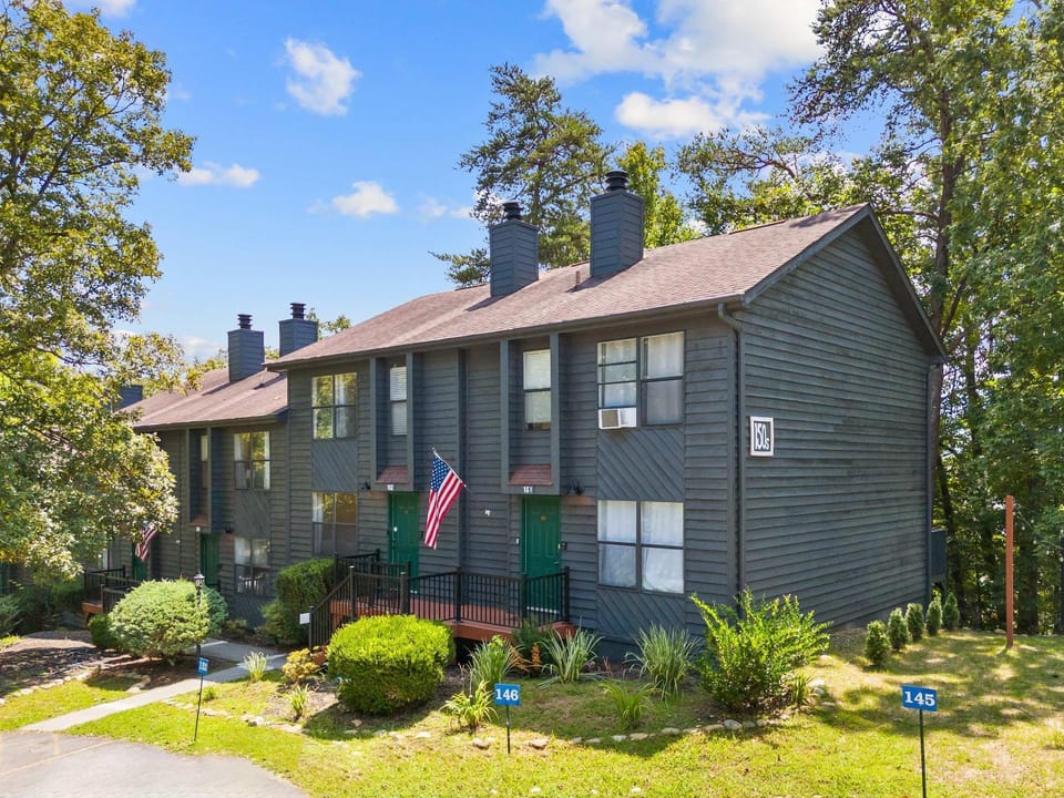 Cozy Retreat awaits w Pool Grill Near Dollywood House in Pigeon Forge