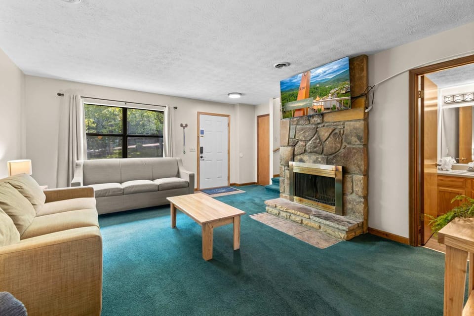 Cozy Retreat awaits w Pool Grill Near Dollywood House in Pigeon Forge
