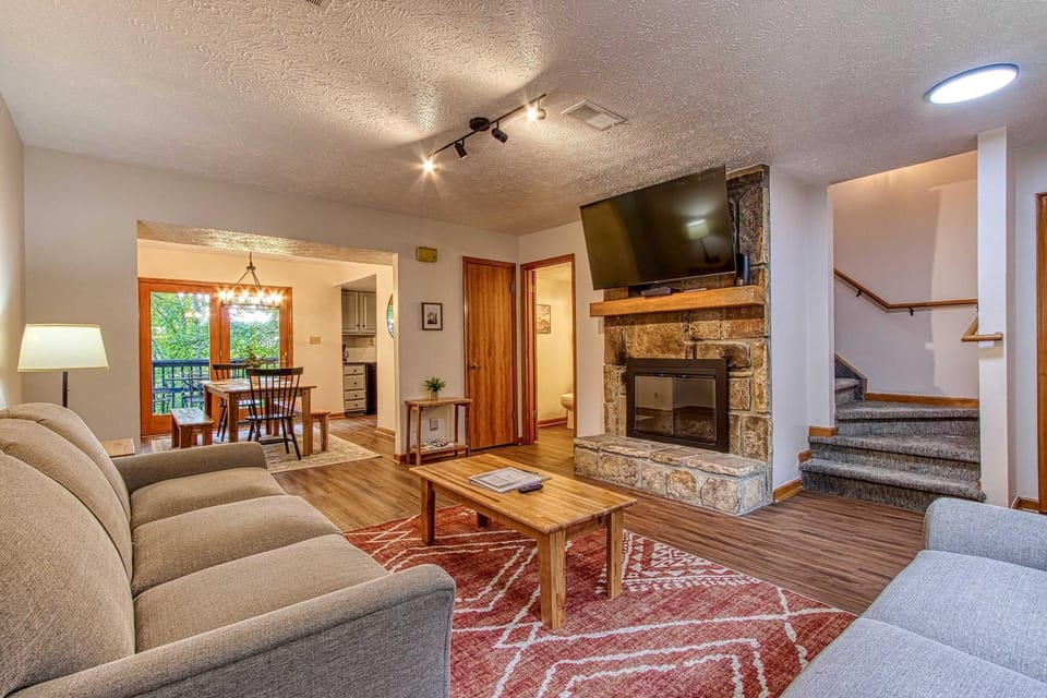 Comfy Escape near Dollywood W Pool & Grill House in Pigeon Forge