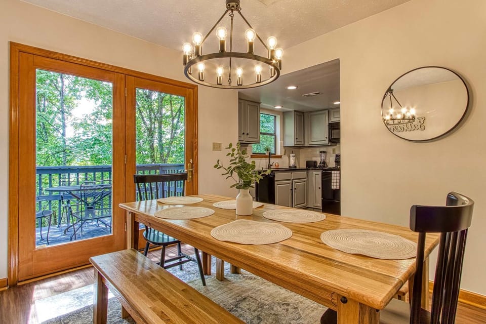 Comfy Escape near Dollywood W Pool & Grill House in Pigeon Forge