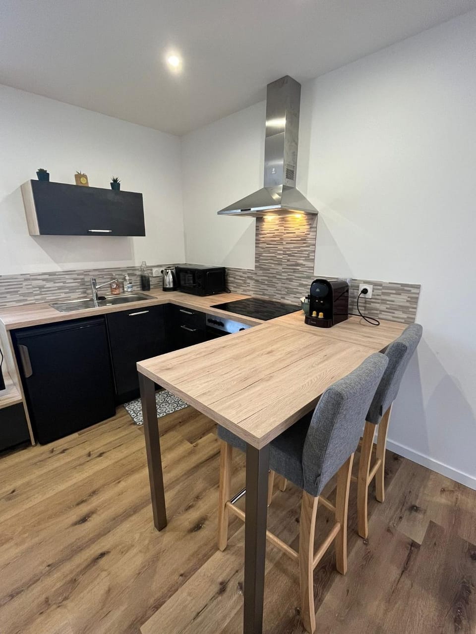 Coffee/tea facilities, microwave, oven, stove, kitchen