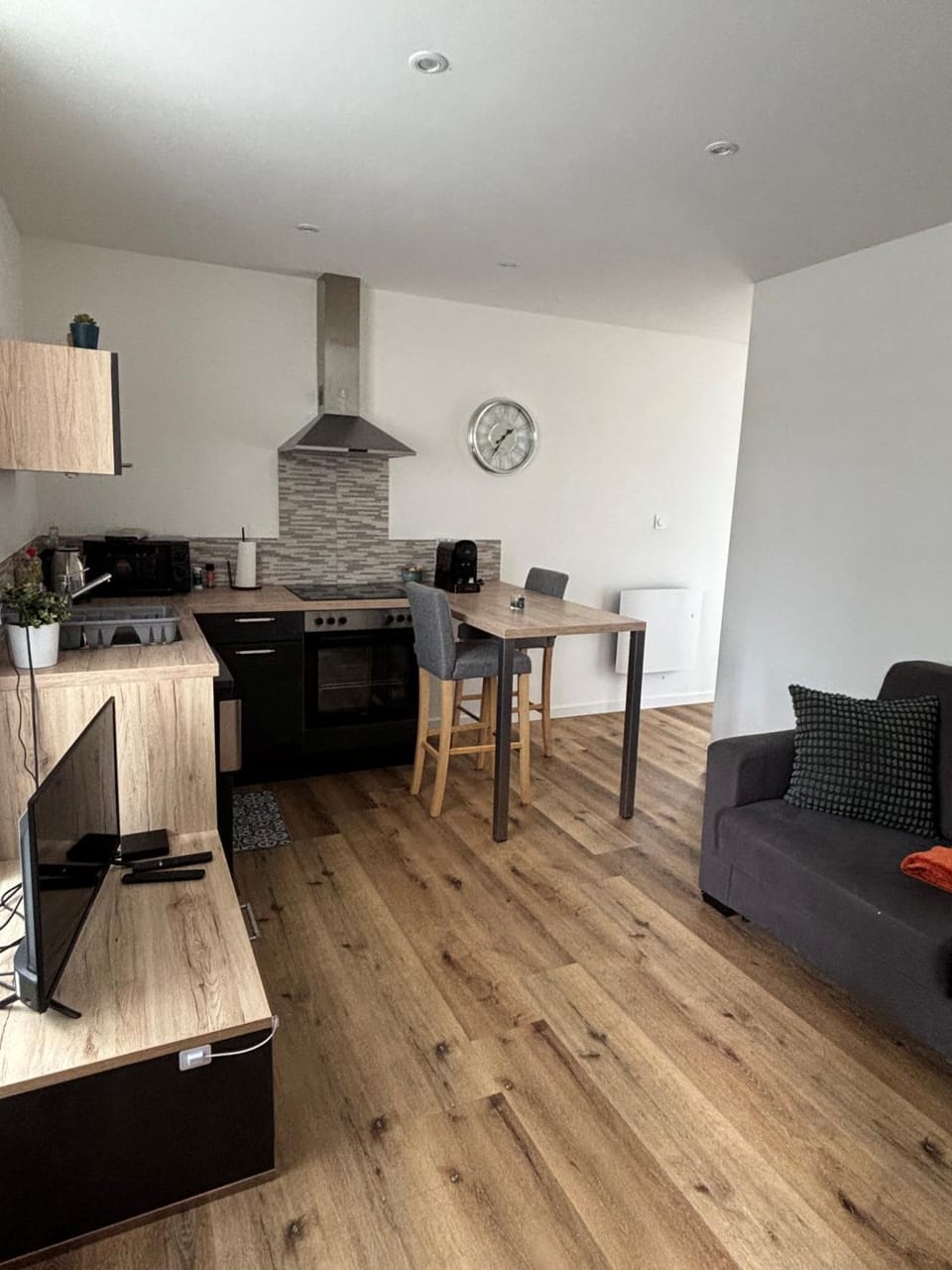 Coffee/tea facilities, Living room, microwave, stove, kitchen