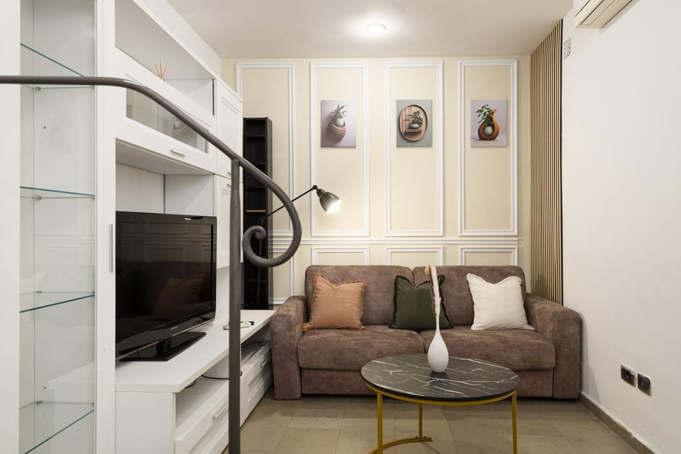 Family Apartment 10 Min from Duomo with 2 Bathrooms and AC Apartment in Florence