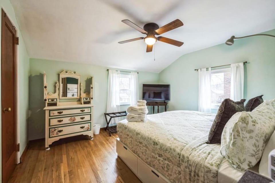 Bed, TV and multimedia, Bedroom