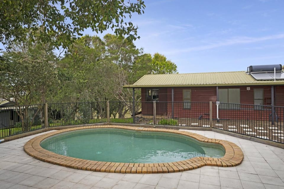 Property building, Garden view, Pool view, Swimming pool