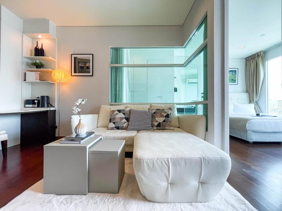 Near BTS Thong Lor l Workspace and Kitchen l Sontana Apartment in Bangkok