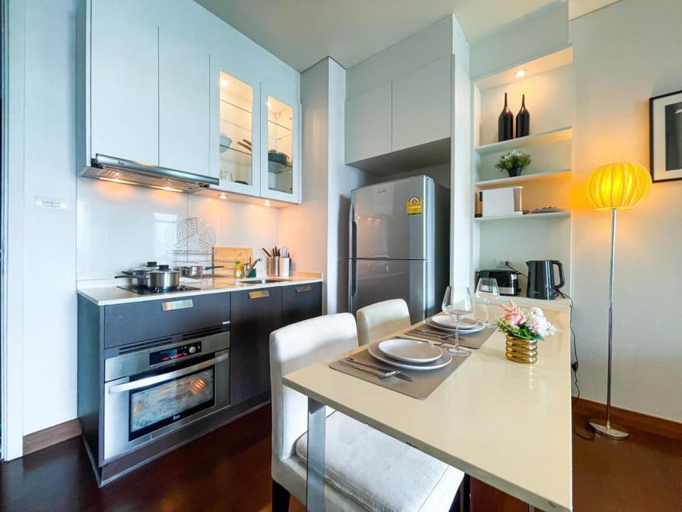 Near BTS Thong Lor l Workspace and Kitchen l Sontana Apartment in Bangkok
