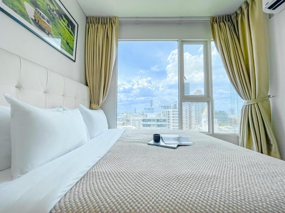 Near BTS Thong Lor l Workspace and Kitchen l Sontana Apartment in Bangkok