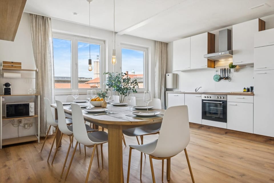 Kitchen or kitchenette, Dining area, stove