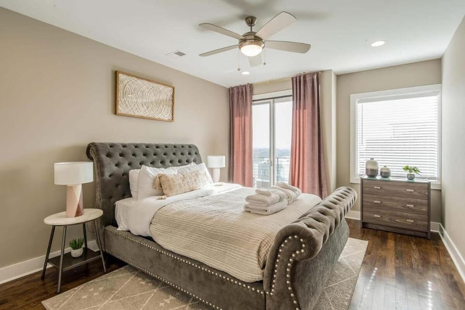 Stunning Skyline Manor - Rooftop Views Villa in East Nashville