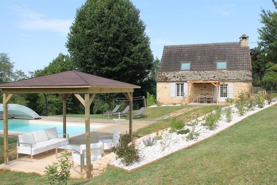 Property building, Patio, Garden view, Pool view, Swimming pool, sunbed