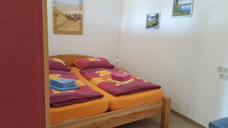 Bed, Bedroom, towels
