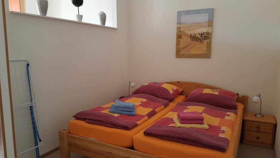 Bed, Bedroom, towels