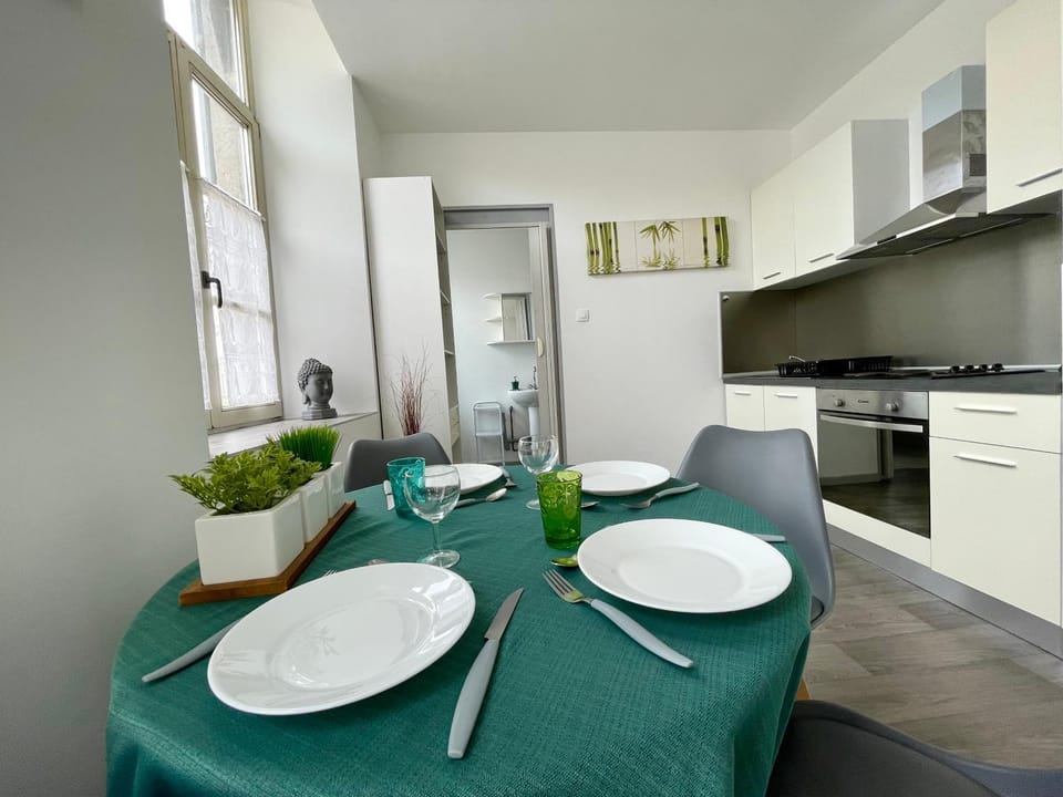 Kitchen or kitchenette, Dining area