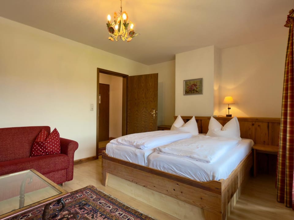 Bed, Seating area, Bedroom, Family