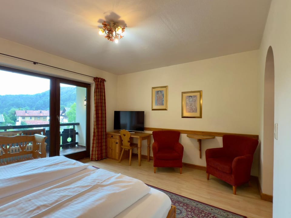 TV and multimedia, Balcony/Terrace, Seating area, Bedroom, Mountain view