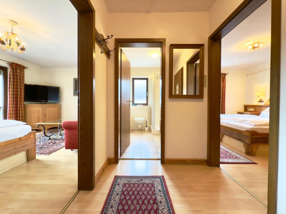 Toilet, Bed, Bathroom, TV and multimedia, Bedroom, Family