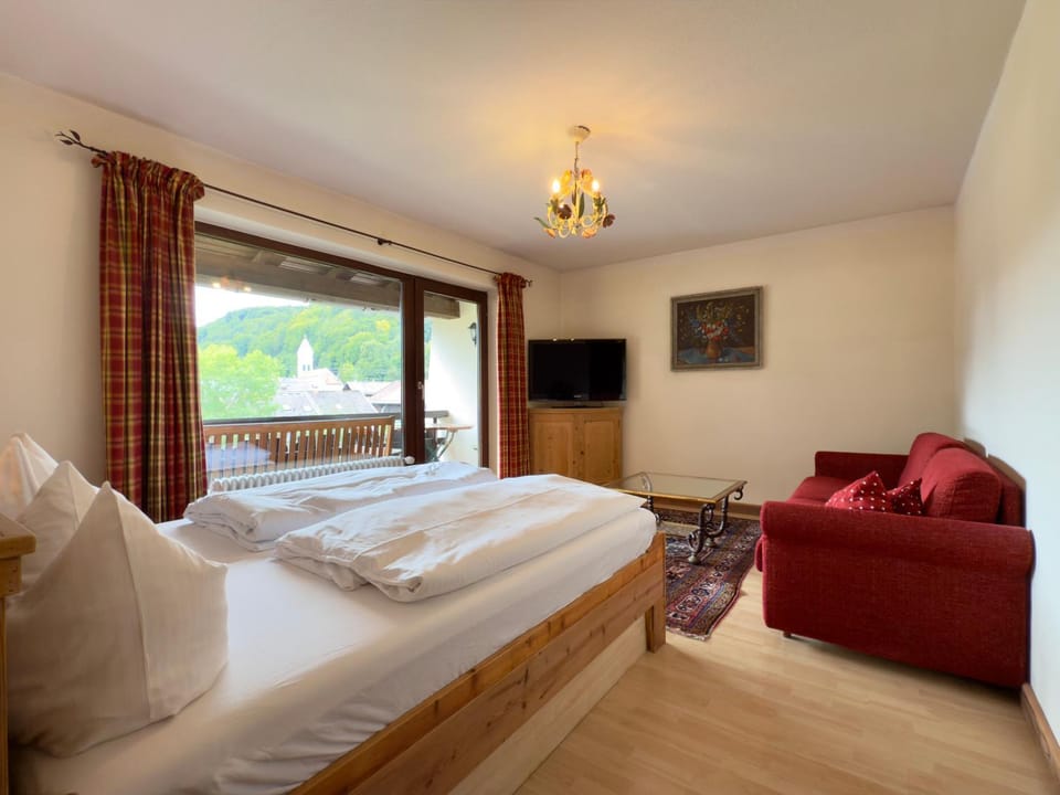 Bed, TV and multimedia, Balcony/Terrace, Seating area, Bedroom, Mountain view, Family