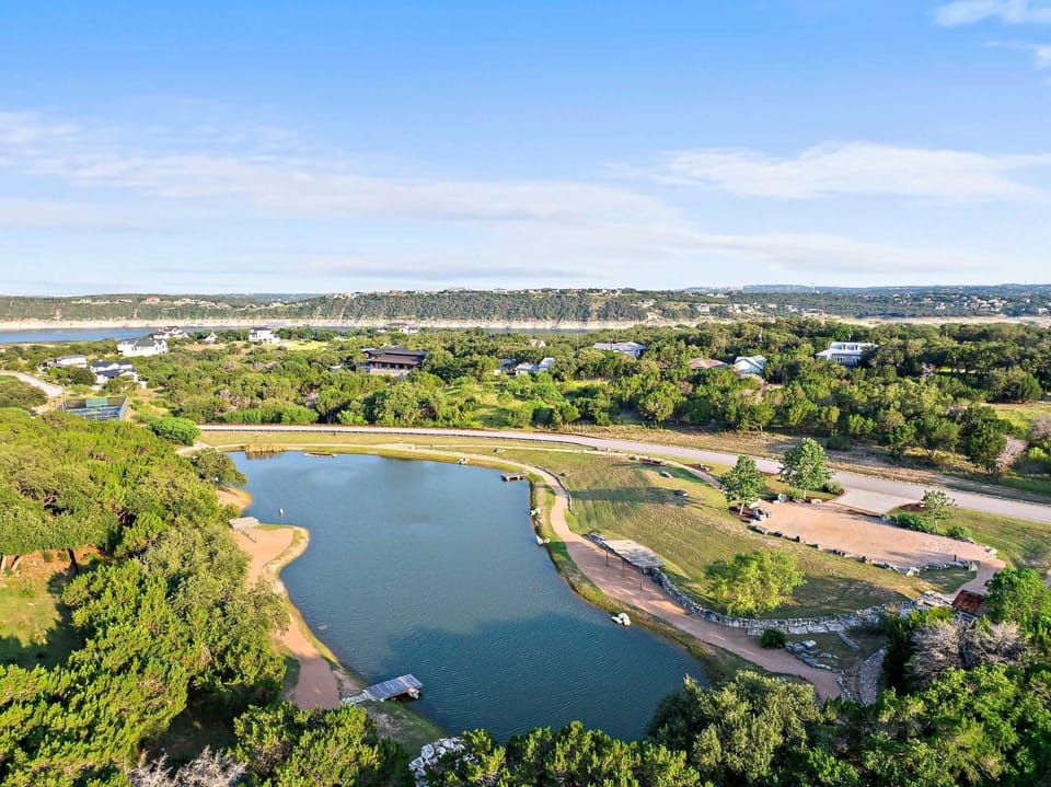 Relaxing Lake Escape -1BR - Pickleball - BBQ House in Lake Travis
