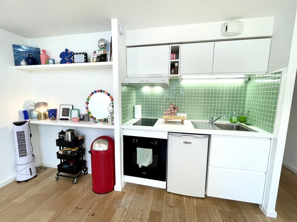 Coffee/tea facilities, Kitchen or kitchenette, oven, stove