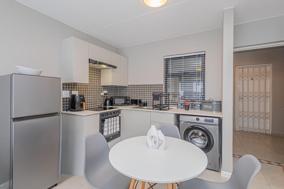 Coffee/tea facilities, Kitchen or kitchenette, Dining area, oven, stove, toaster