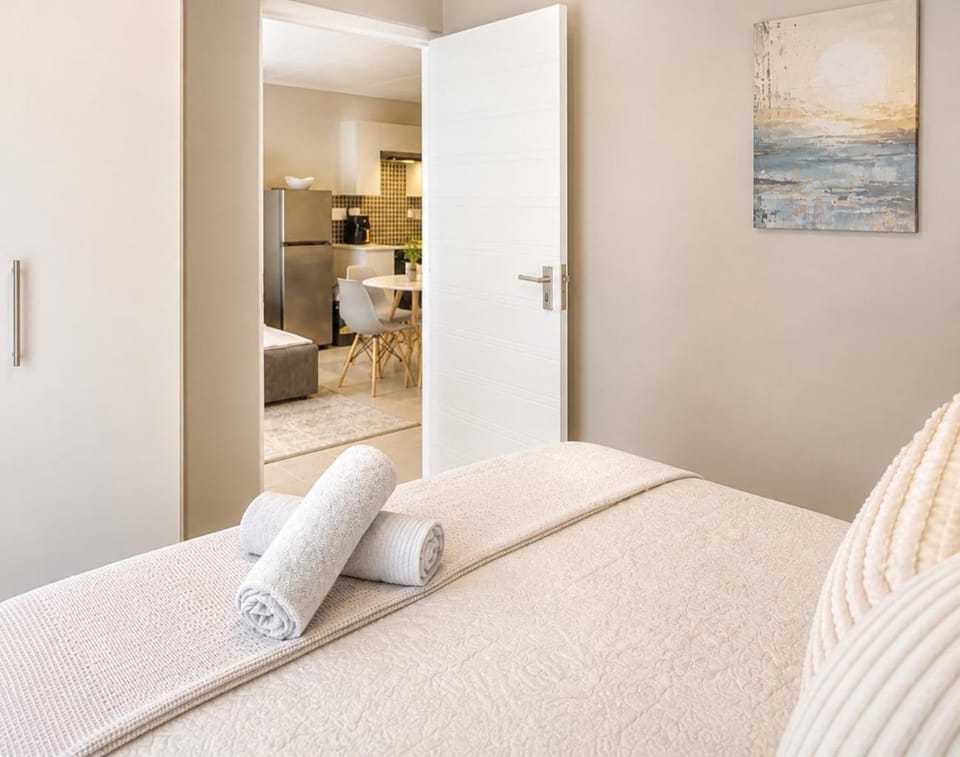 Bed, Kitchen or kitchenette, Photo of the whole room, Bedroom