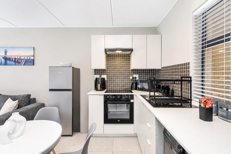 Coffee/tea facilities, Kitchen or kitchenette, Dining area, minibar, oven, pet friendly, stove, toaster, washing machine