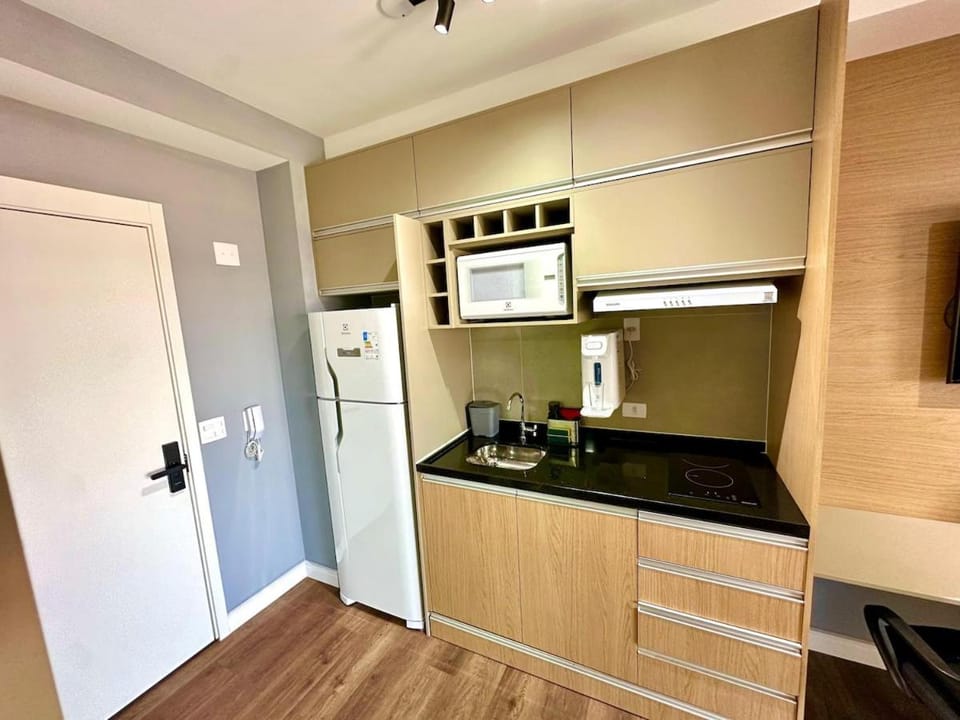 Coffee/tea facilities, Kitchen or kitchenette, stove