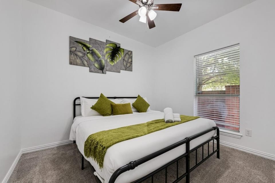 Tasteful 3BR I Free Parking I Workspace Apartment in Grand Prairie