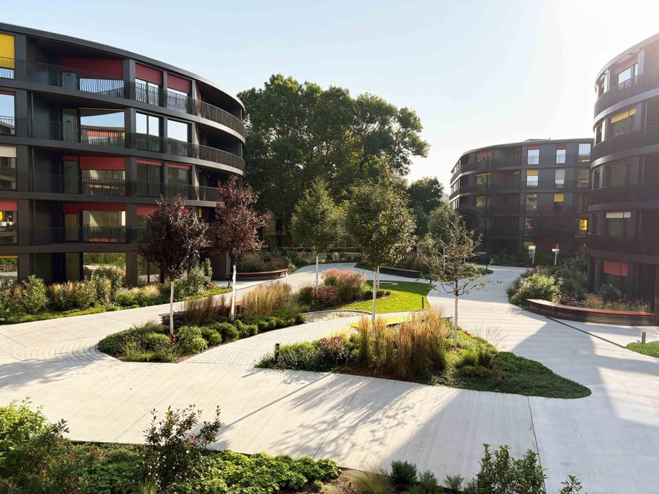 Property building, Day, Garden, Garden, Garden view, Location