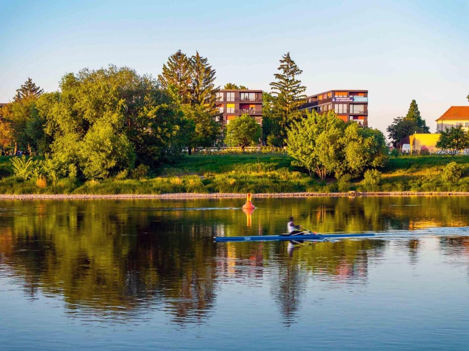 Property building, Day, Natural landscape, Activities, Garden, River view
