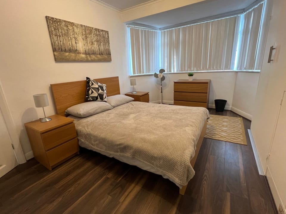 3 Bedroom modern house 15 min to tube, shops near by House in London