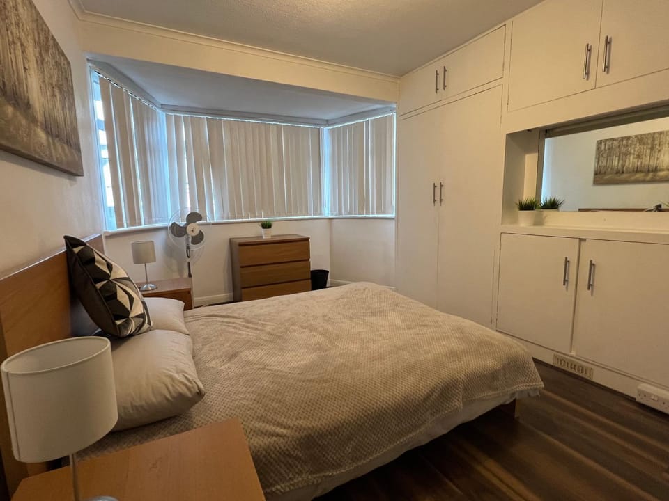 3 Bedroom modern house 15 min to tube, shops near by House in London
