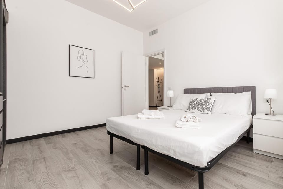 Bed, Photo of the whole room, Bedroom, towels