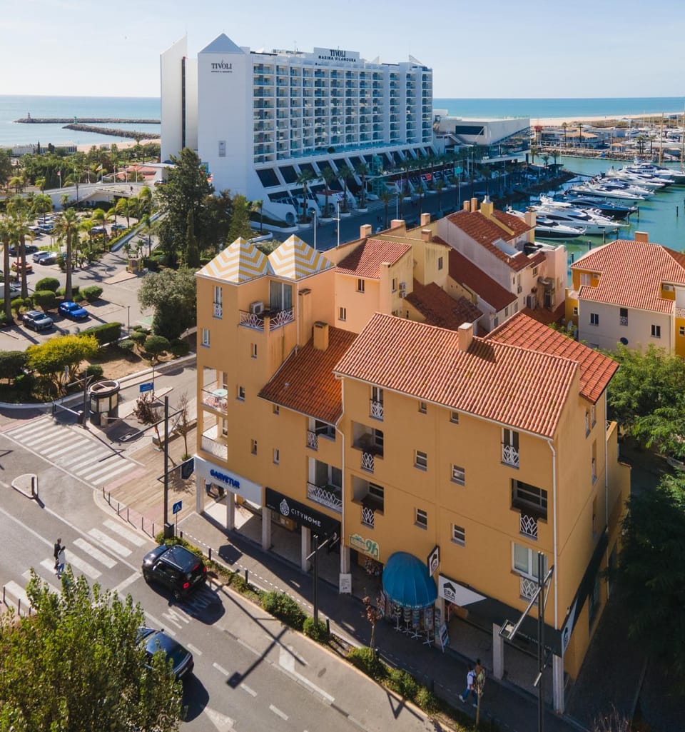 Off site, Bird's eye view, Location