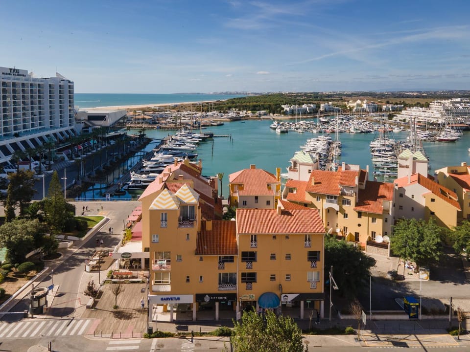 Off site, Bird's eye view, Location