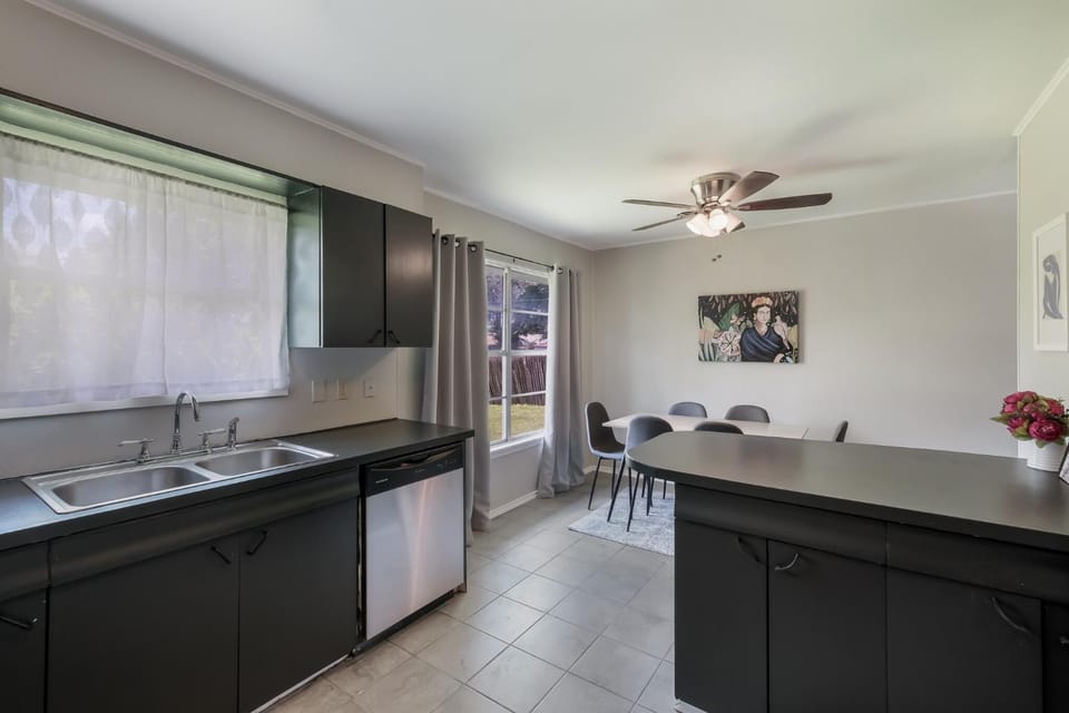 BL, Lackland- BMT- Seaworld- Washer-dryer House in San Antonio
