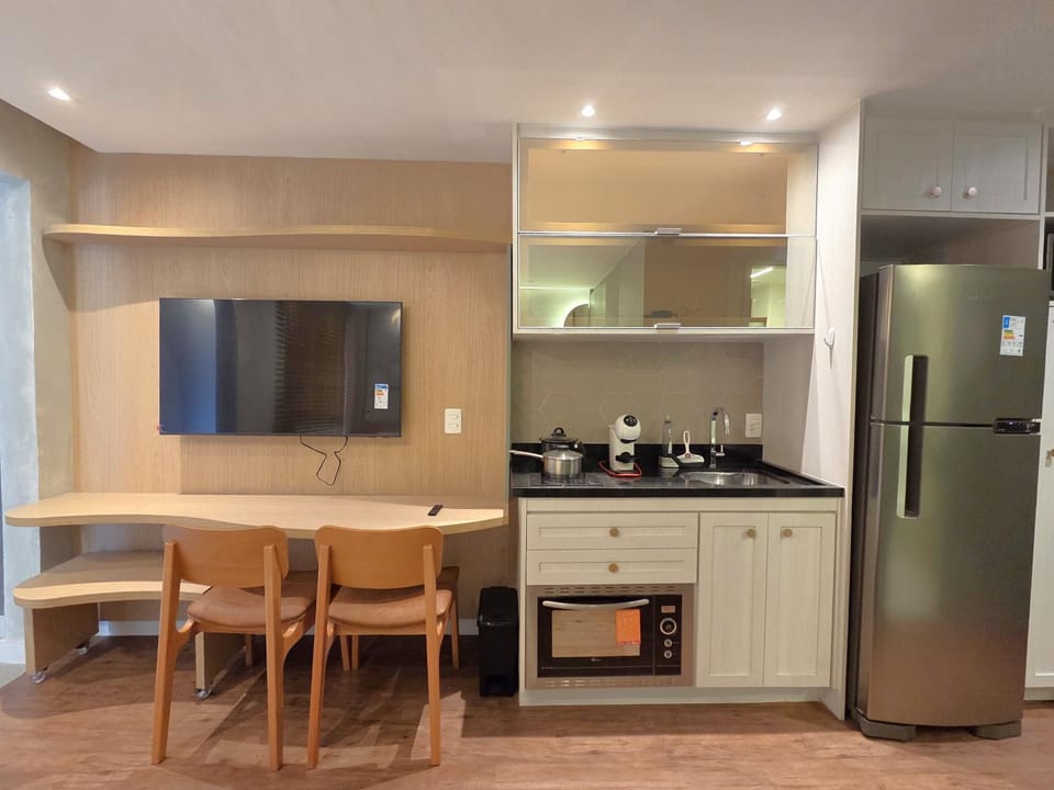 Coffee/tea facilities, Kitchen or kitchenette, Dining area, oven, stove