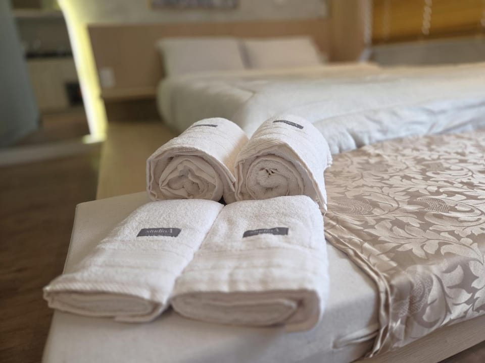 Bed, Bedroom, towels