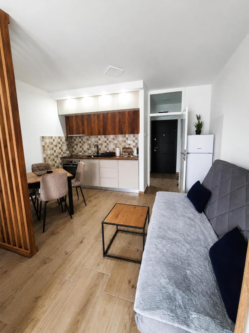 Kitchen or kitchenette, Living room, Seating area, Dining area