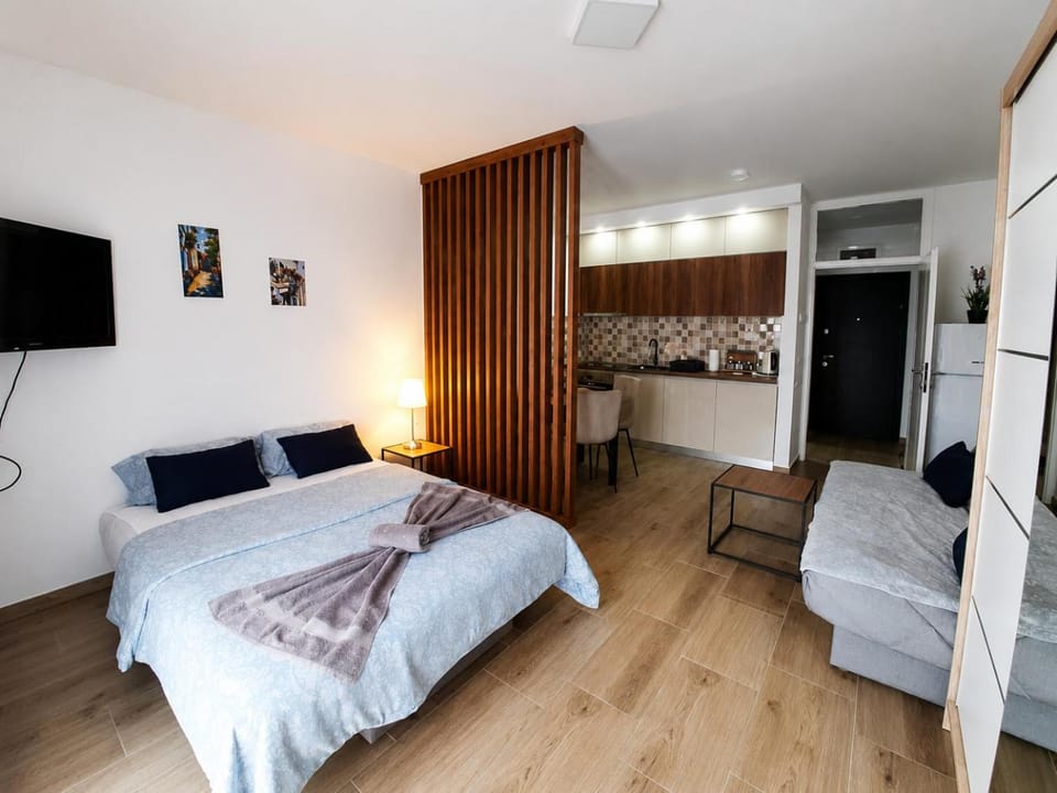 Kitchen or kitchenette, Seating area, Bedroom