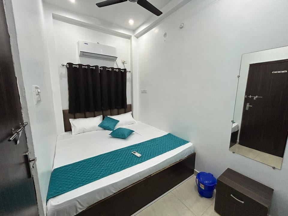 Bed, Bedroom, towels, air conditioner