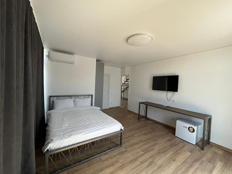 Bed, TV and multimedia, Photo of the whole room