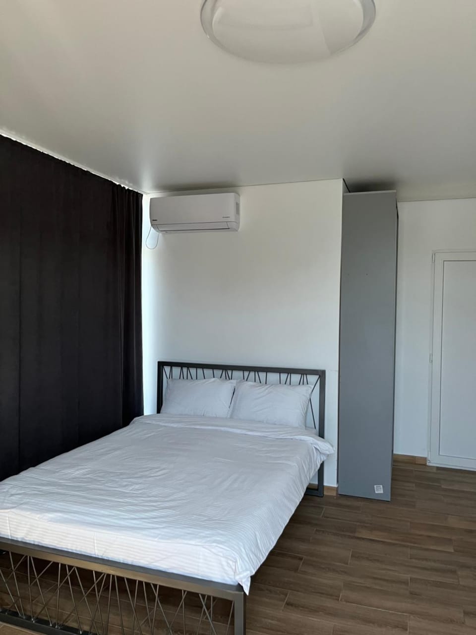 Bed, Photo of the whole room, air conditioner