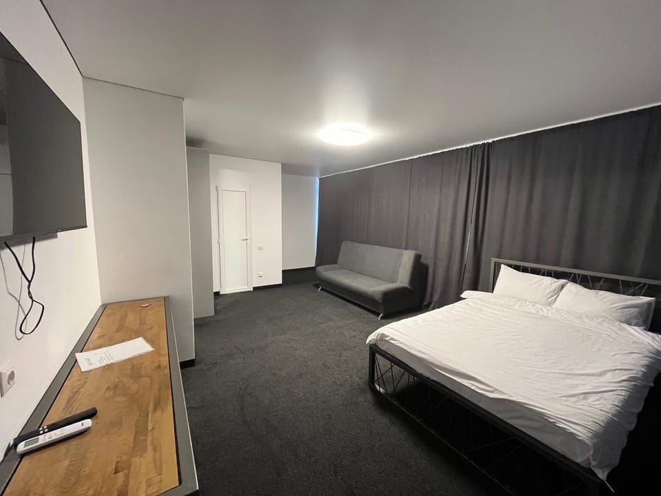 Bed, TV and multimedia, Photo of the whole room, Bedroom